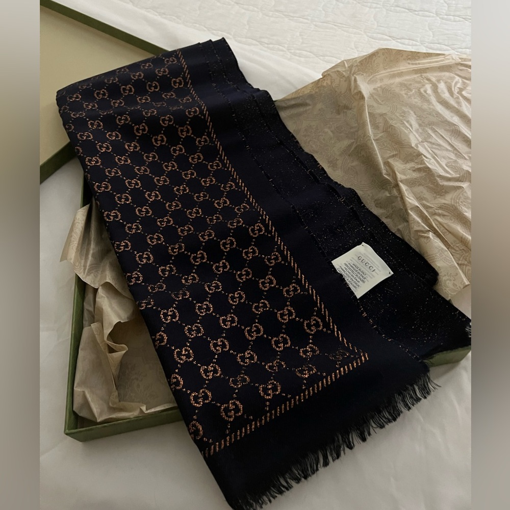 NEW authentic GUCCI scarf